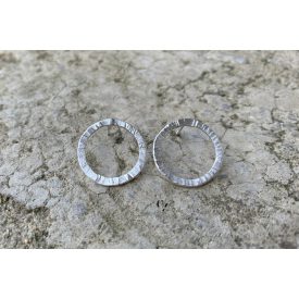 Kalapált felületű ezüst kör fülbevaló