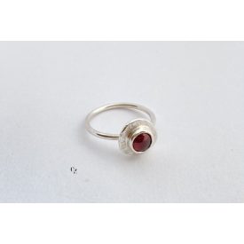   Gránát köves ezüst gyűrű – elegáns, mélybordó ragyogással(17mm)