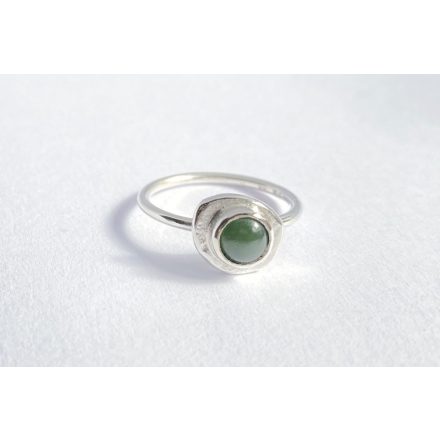 Jáde köves ezüst gyűrű – tokos foglalattal (17.3 mm)